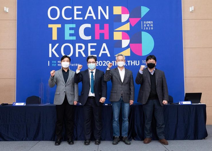 발표자와 모더레이터 기념촬영