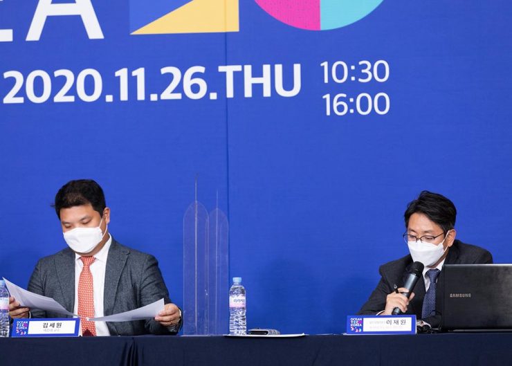 토론을 진행하고 있는 이재원 센터장