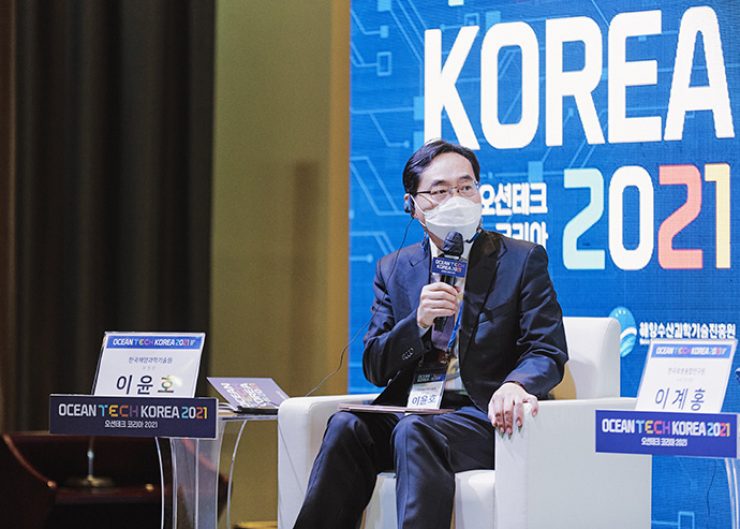 좌장 한국해양수산개발원 이윤호 부원장